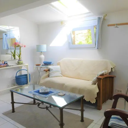 Charming With Private Pool, Holiday home *